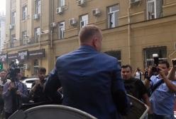 Народная люстрация жива: в Харькове зама мэра бросили в мусорный бак (видео)