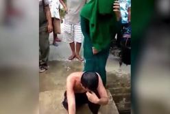 Пару окатили помоями за внебрачный секс (видео)