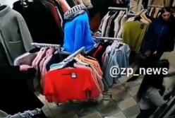 Искусная воровка из Запорожья прятала украденное под одеждой (видео)