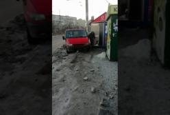 В Киеве авто на скорости вылетело на остановку (видео)