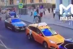 В центре Москвы такси въехало в толпу людей (видео)
