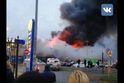 Горит гипермаркет в Петербурге: обрушилась крыша (видео)