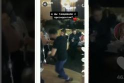 В Сети смеются с Зеленского, танцующего в кафе (видео)