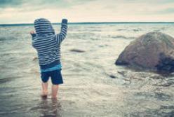 В Затоке на пляже потерялся трехлетний ребенок: мальчик прошел два километра вдоль моря (видео)