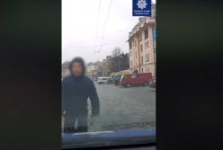 Ради лайков парень пробежался по крыше полицейского авто (видео)