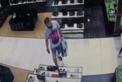 В Киеве камера наружного наблюдения зафиксировала магазинного вора (видео)