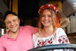 В Киеве девушка-кондуктор зажигает настроение прямо в троллейбусе (видео)