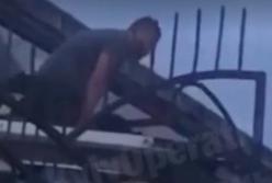 В Киеве хулиган пытался скинуть полицейского с крыши (видео)