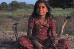 Девочка из Индии дружит с королевскими кобрами. 
