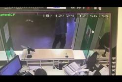 Что это было? Посетитель с пистолетом поздравил кассира российского банка (видео)