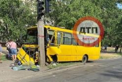 В Киеве маршрутка на полном ходу врезалась в столб (видео)