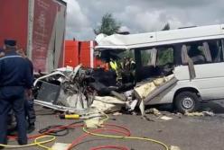 Ужасное столкновение на трассе Киев - Чоп: 10 погибших, среди них- дети (видео)