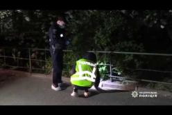 В Киеве подозрительный прохожий напал на полицейского (видео)