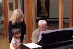 Сын Аллы Пугачевой учится играть на рояли у Раймонда Паулса (видео)