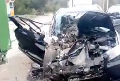 Жуткое ДТП: на остановку с людьми влетел BMW на большой скорости (видео)