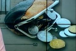 Дети спрятали труп матери в подвале: страшная находка среди кучи мусора (видео)