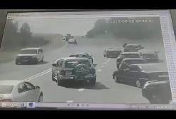 В Беларуси БМП раздавила авто (видео)