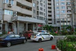 В Киеве девушка упала с балкона многоэтажки, полиция рассматривает версию убийства (видео)