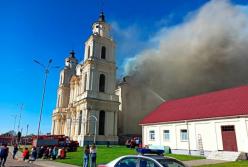 В Беларуси при пожаре обрушилась крыша храма (видео)