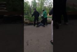 В Одессе на детской площадке пьяные избили ребенка и копа, который за него вступился (видео)