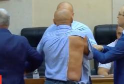 Рвали одежду и крушили микрофон: депутаты устроили драку прямо на заседании (видео)