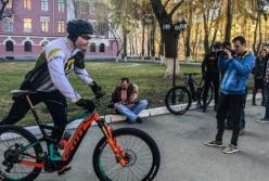 Мэр Киева Кличко приехал голосовать на велосипеде (видео)