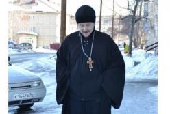 Сеть насмешил священник, который ехал по дороге на моноколесе (видео)