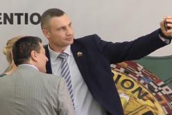 Мэр Кличко заинтриговал встречей с Ленноксом Льюисом (видео)