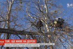 Киевский бомж смастерил себе дом на дереве возле озера (видео)