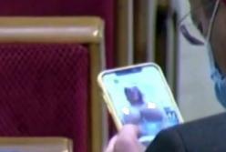 В Раде депутат рассматривал обнаженную грудь и попал в прямой эфир (видео)