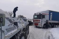 В Киеве из-за снегопада задействовали БТР (видео)