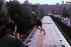 В Киеве экстремалы прыгали с вагона метро в реку (видео)