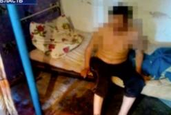 Мать держала на цепи собственного сына: его резали ножом и били (видео)