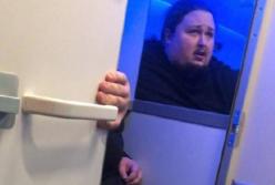 Сын Никаса Сафронова застрял на унитазе в самолете (видео)