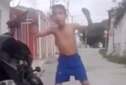 Находчивый ребенок устроил дискотеку под звуки сигнализации (видео)