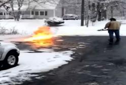 Сеть облетело видео, как мужчина огнеметом решил почистить дорожки от снега (видео)