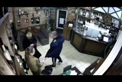 Водитель Кивы угрожал перерезать горло официантке в кафе (видео)