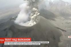 "Взглянуть в ад": съемка с дрона над жерлом активного вулкана в Перу (видео)