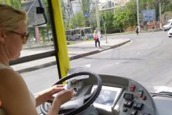 В Херсоне водитель троллейбуса и пассажир устроили словесную перепалку из-за маски (видео)