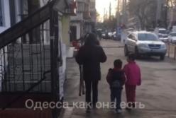 В центре Одессы на видео сняли хитрую попрошайку с костылями (видео)