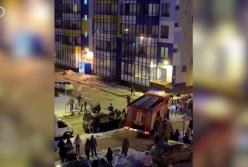 Жители руками растолкали припаркованные машины, чтобы пропустить пожарную машину (видео)