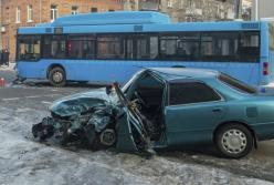 Как в Днепре авто "влетело" в автобус с пассажирами (видео)