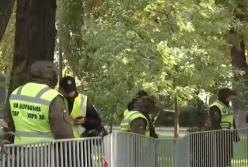 К зданию Верховной Рады никого не подпускают: подходы перекрыты за квартал до него (видео)