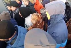 В Киеве из-за поломки электрички взбунтовались люди (видео)
