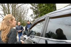 Под Киевом чиновник прокатил журналистов на капоте машины (видео)