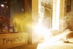 Масштабный скандал: кто придумал жарить куриные крыльца там, где сгорели люди? (видео)