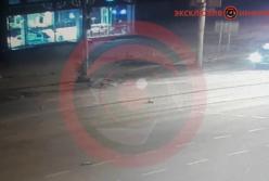 В Днепре водитель, убегая от полиции, снес толпу пешеходов: есть погибший (видео)