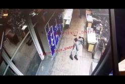 В супермаркете в Днепре мужчина жестоко избил покупателя (видео)
