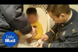 Ребенок увлекся мобильными играми и застрял в туалете (видео)