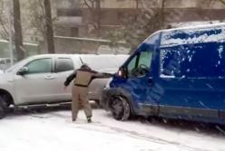 "Права купили, ездить - не купили": неуправляемые машины на столичных склонах (видео)
